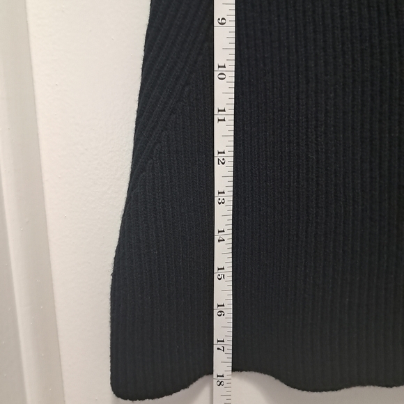 Rachel Roy knit skirt in classic black with a stylish front zip closure Fancy . - Picture 5 of 6